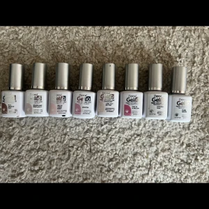 Depend GeliQ - 8 färger depend gel iq, några är knappt använda och några väl använda. Skickar även med lite som är kvar i top & base coat samt en smal pensel att till exempel måla fransk manikyr med på köpet!☺️.                                                    Färgerna:    In a gentle way Sparkling simplicity Relax your body Mantra Less, but better One in a melon French pink Pure white