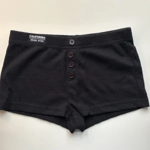 Svarta shorts - Snygga svarta shorts! Storlek XS/34. Stretchigt tyg! Köpta för cirka 1 år sedan, aldrig använda. 💞