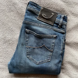 Jacob Cohën Jeans - Otroligt snygga Jacob Cohën Jeans i den efterfrågade style 622! 🙌Storlek = 32 | Skick = 9/10 | Nypris över 5000kr, mitt pris = 1079kr! 🙌Jeansen har inga deffekter! Hör av er vid minsta fråga eller fundering! ⭐️