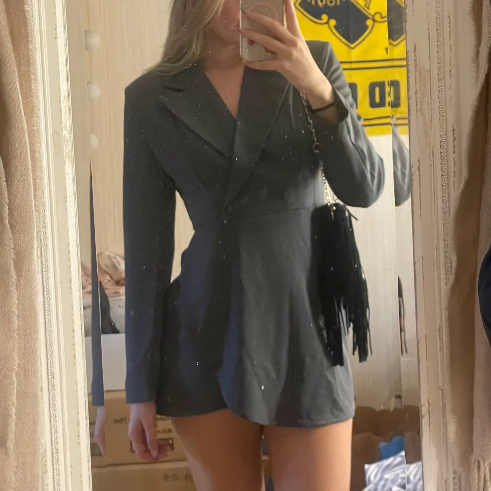 Snygg grå blazer klänning från Cider. Perfekt till fest eller middag. Kommer tyvärr inte till användning🛍️🩶 Storlek XS men passar mig som e en Small. Mekot.