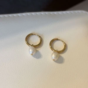 Guldörhängen med pärlor - Guldörhängen med vita pärlor. Från Edblad har inte kommit till användning då ja har andra