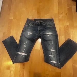Dondup jeans - Säljer dessa eftertraktade dondup jeans med riktigt sköna slitage och fade. Jeansen är i modell ”lucky” och sitter slim. De är i toppen skick men de är bra o veta att de är lite mer ljusblå i verkligheten. Bara att skriva privat vid fler frågor!👌💯🤩