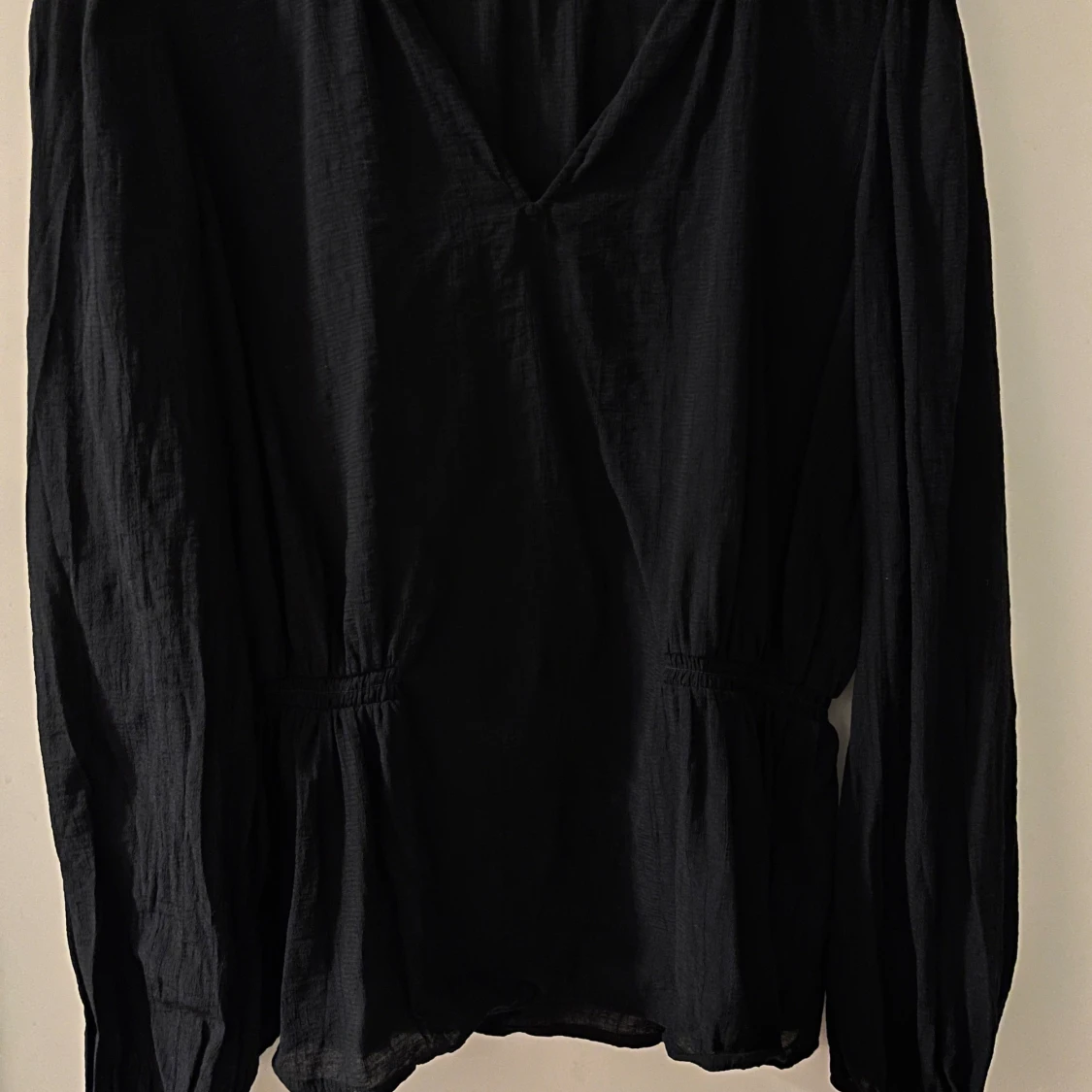 Svart blus med v ringning - 1