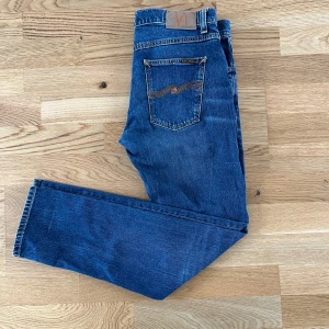 Nudie Jeans Grim trim - Tja. Nudie jeans sälj i modellen Grim Trim. Storlek är 32w-32L och passar folk runt 180-185. Jeansen kommer med en fin tvättfärg (se bild 4) inga defekter och få tal gånger använda då dom va för stora för mig. Redan ner prutat och klar ✅ 