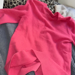 Kashmir tröja - Intressekoll på en snygg rosa stickad tröja med rund hals och långa ärmar. Perfekt för att liva upp garderoben med lite färg. Tröjan har ribbade muddar vid ärmslut och nederkant. Den är i 1000% Kashmir från arket 