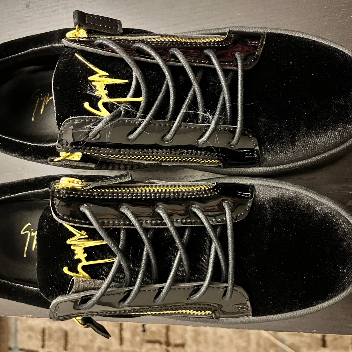 Svarta sneakers från Giuseppe Zanotti med gulddetaljer - 3