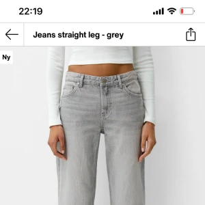Gråa straight leg low waist jeans - Snygga gråa jeans med straight leg och low waist från bershka
