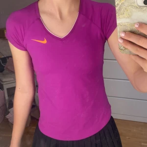 Helt ny Nike T-shirt  - Jättefin lila tränings t-shirt ifrån Nike med orange logga. 🧡Helt ny, aldrig använd, obs lappen är avklippt. Jätteskönt material och perfekt att träna i 💜