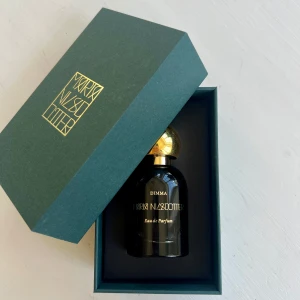 Dimma Eau de Parfum från Maria Nilsdotter - Säljer denna parfym från Maria Nilsdotter som inte finns att köpa längre. Parfymen är nästan full.💞🥰Nypris 895kr.
