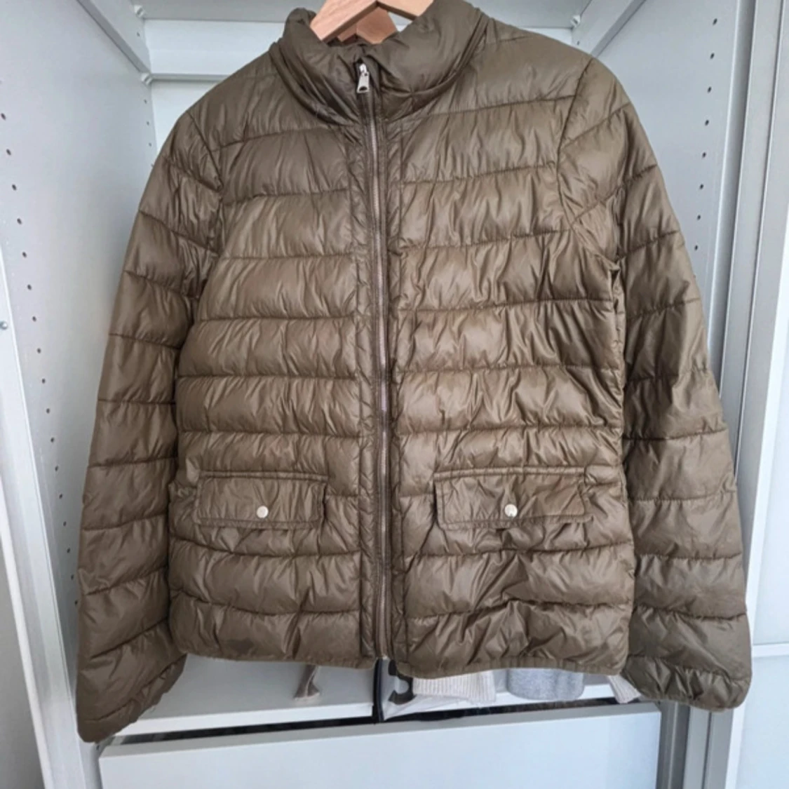 Olivgrön pufferjacka från Zara