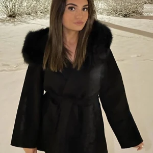 Svart kappa - Säljer en svart kappa med päls från finessewear på Instagram då den är för stor för mig den är i fint skick och bara använd 5 gånger !bilderna är från deras Instagram! Nypris ca 1800