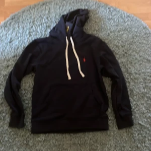 Blå hoodie från Polo Ralph Lauren - Säljer en blå hoodie från Polo Ralph. Helt ny 