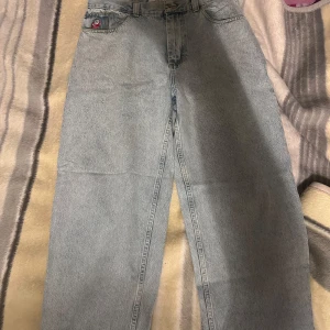 Polar Big Boy Jeans - Säljer ett par ljusblå jeans från Big Boy med en unik broderad figur på fickan. Jeansen har klassisk femficksdesign och raka ben. Perfekta för dig som vill sticka ut med en cool detalj på dina jeans.