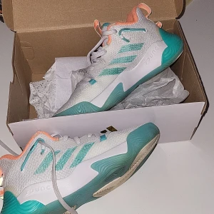 Adidas Harden - Ett par adidas harden basket skor. Inte använd jätte mycket och perfekt för sig som spelar basket. Skorna är designade av den proffsiga spelaren James harden