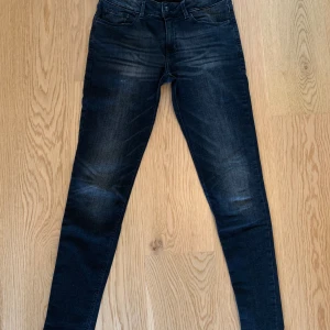 Svarta skinny jeans från Mango - Säljer ett par svarta skinny jeans från Mango, modell Olivia. Jeansen har klassisk femficksdesign, normalhög midja och smal passform hela vägen ner. Perfekta till många olika outfits.