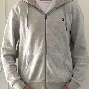 Polo Ralph Lauren zip hoodie - Hej! Säljer nu denna Polo Ralph Lauren zip hoodie. Storlek M - modellen på bild är 180 cm och väger 70 kg. Skick 9/10. Nypris på denna är ca 2200 och mitt pris är 800 (pris kan diskuteras vid snabb affär) Hör gärna av er vid minsta fundering eller fråga. MVH Milian