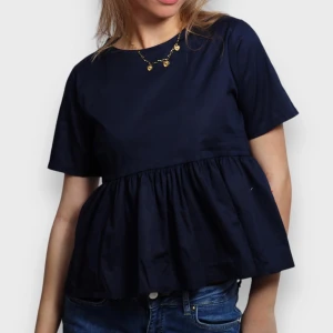 Jätte gullig navy blå babydoll topp från Meet Me There - Super gullig babydoll topp från meet me there! Tröjan är i storlek XXS/XS men kan nog funka på S! Tröjan är Navy Blå och i mycket bra skick! Tröjans färg kan se lite annorlunda ut på grund av mina lampor men färgen är som första bilden! Fler frågor via så är det bara att DM’a