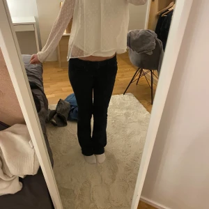  jeans från LTB - Snygga svarta jeans från LTB. Dom är använda några gånger, inga skador. Färgen är nattblå men ser svart ut men man ser i solljus att dom är väldigt mörkblå. Skriv för frågor pris kan diskuteras❣️