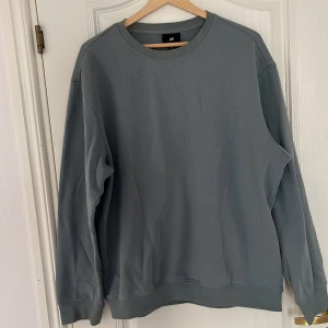 Turkos sweatshirt - H&M - En enkel turkos sweatshirt från H&M i relaxed fit. Tröjan har rund halsringning, långa ärmar och ribbade muddar vid ärmslut och nederkant. 