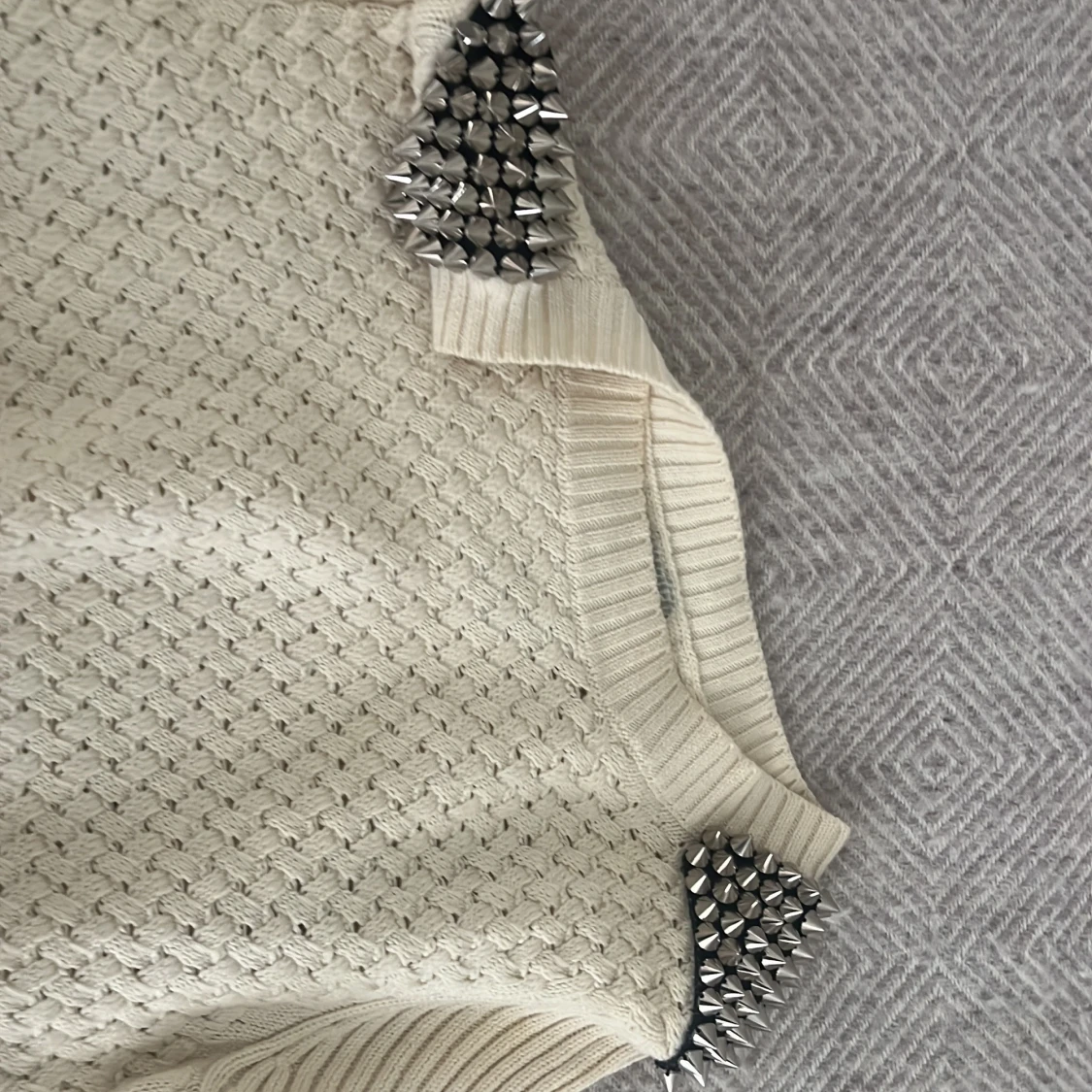 Vit stickad tröja med nitar på axlarna - 1