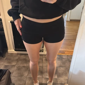 Svarta yoga shorts med vikt kant - Säljer ett par svarta mjukis shorts med vikt kant från Gina helt oanvända. Prislapp kvar och allt. Säljer för de inte var min stil och kan inte returnera. Ny pris 199