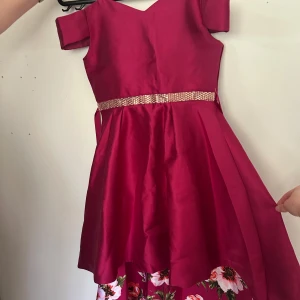 Klänning till sommaravslutning - Supersöt rosa och blommig klänning till skolavslutningar och andra festligheter. Ca storlek 158/164. Använd en gång.