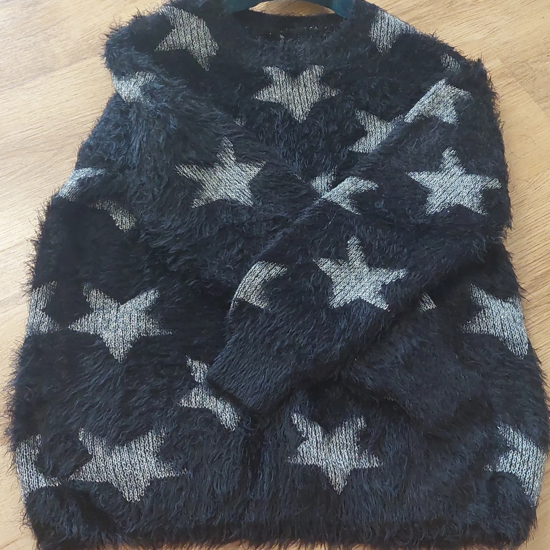 Svart fluffig tröja med stjärnmönster från Laura Torelli Collection - 2