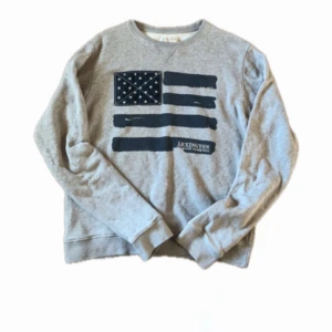 Lexington tröja  - Säljer den här väldigt snygga lexington tröjan i storlek M. Den är i bra skick och sitter rätt i storleken. Sjukt snyggt tryck och ganska unikt. För fler frågor eller bilder kom privat 