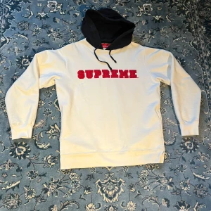 Supreme Hoodie 2014 - Säljer nu min riktigt feta vintage Supreme hooded crewneck ifrån deras spring collection 2014. Tröjan är i riktigt bra skick, inga hål skavanker eller fläckar. Perfekt för dig som gillar streetwear och vill sticka ut med en ikonisk tröja. Vid frågor är det bara att skriva, snabb affär prioriteras, priset går att diskuteras.