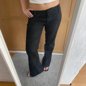 Lågmidjade kostymbyxor - Lågmidjade kostymbyxor från vero Moda 🥰