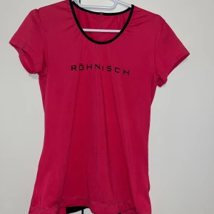 Treenipaita - Röhnischin pinkki treenipaita. Koko S. kaikai n 40cm, pituus n 60cm. Kissatalous Mikäli hinta ei miellytä tarjoa rohkeasti Katsothan myös muut ilmoitukseni!!