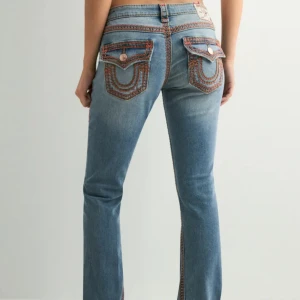 True Religion  - Nya oanvända jeans från True Religion. Joey LR Flare SUPER QT Flap i storlek 24. Fått i present men tyvärr passar inte mig. Ordpris 2300kr (Innerbenslängd ca 92) 