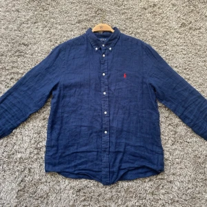 Ralph lauren linneskjorta - Säljer denna Ralph lauren 100% linneskjortan som är perfekt inför sommarn!⭐️ Storlek XL Barn = Storlek S!🤝Skick : 9/10!🙌 Hör gärna av er om ni har funderingar!👍