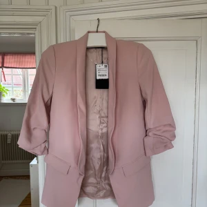 Rosa Blazer - Rosa blazer från Zara. i nyskick.