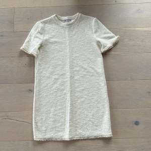 Mjuk t shirt klänning från Zara - Klänning från Zara i t short modell med fransade kanter. 