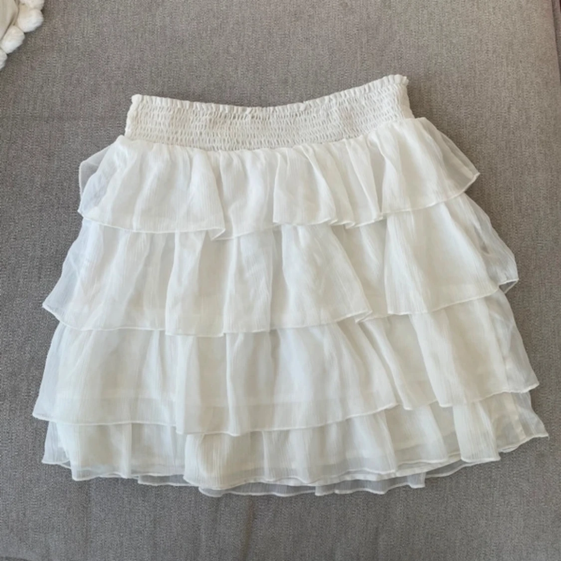 Vit volangkjol med resårmidja