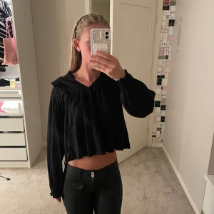 Fin blus - En snygg blus från Gina Tricot(Young)💕Har fina ditaljer och är i ett bra skick. Tröjan har inte använts mycket så hoppas jag får sålt tröjan