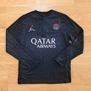 PSG tracksuit - ✨ Streetwear-vibe med sportig edge. ⚡ Sitter bra, funkar till allt. ✅ Aldrig använd eller tvättat - helt fräsch. ❗Endast tröjan - ej hela settet.