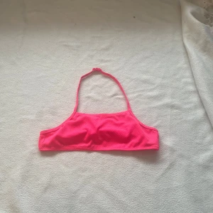 Rosa bikini och klassiska bikinitrosor - Säljer en rosa bikini som aldrig är använd. Säljer pga att den är förstor för mig. Köptes ny förra året.