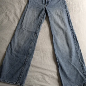 Ljusblå wide leg jeans - Säljer ett par ljusblå jeans med wide leg och hög midja. Tillverkade i 100% bomull för en skön och stadig känsla.