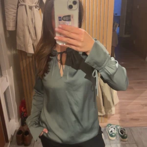 Grön blus - Väldigt skönt material, knappt använd!