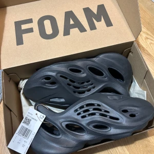 Adidas Yeezy Foam Runner svart/onyx - Helt nya Adidas Yeezy Foam Runner. 40,5, passar även dem som har 39/40