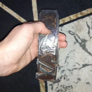 Brunt bälte - Säljer ett brunt bälte priset kan diskuteras helt ny använd den några gånger