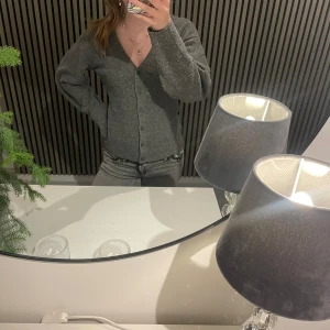 Figursydd kofta från Lindex - Säljer en figursydd kofta från Lindex i storlek S. Koftan har en v-ringad design med knappar. Nopprig som syns på bilderna. Skriv för mer info och bilder.