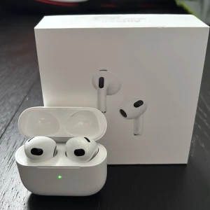 Airpod gen 3 - Haft dem i några få månader och de fungerar felfritt och är i väldigt bra skick!