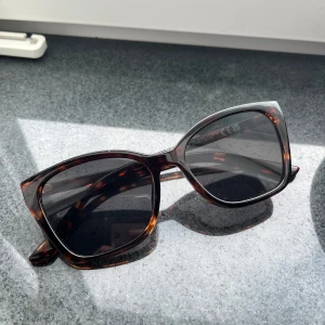 Solglasögon  - Snygga solglasögon från H&M inte använda, orginalpris 99kr