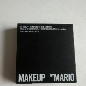 SoftSculpt Transforming Skin Perfector - Ny köpt och oanvänd ny pris 450. En pressad puder från Makeup by Mario i nyansen Medium. Ger en strålande finish och jämnar ut hudtonen. Kommer i en rund vit dosa med spegel i locket. Perfekt för att ge huden en naturlig lyster.