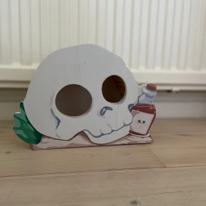 hamster tillbehör  - ett litet hus samt en bro till din hamster i form av en döskalle. perfekt till halloween eller annat🐹