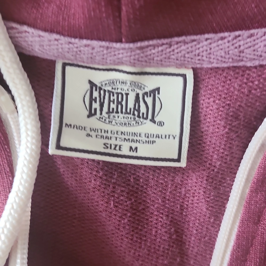 Vinröd hoodie från Everlast - 1