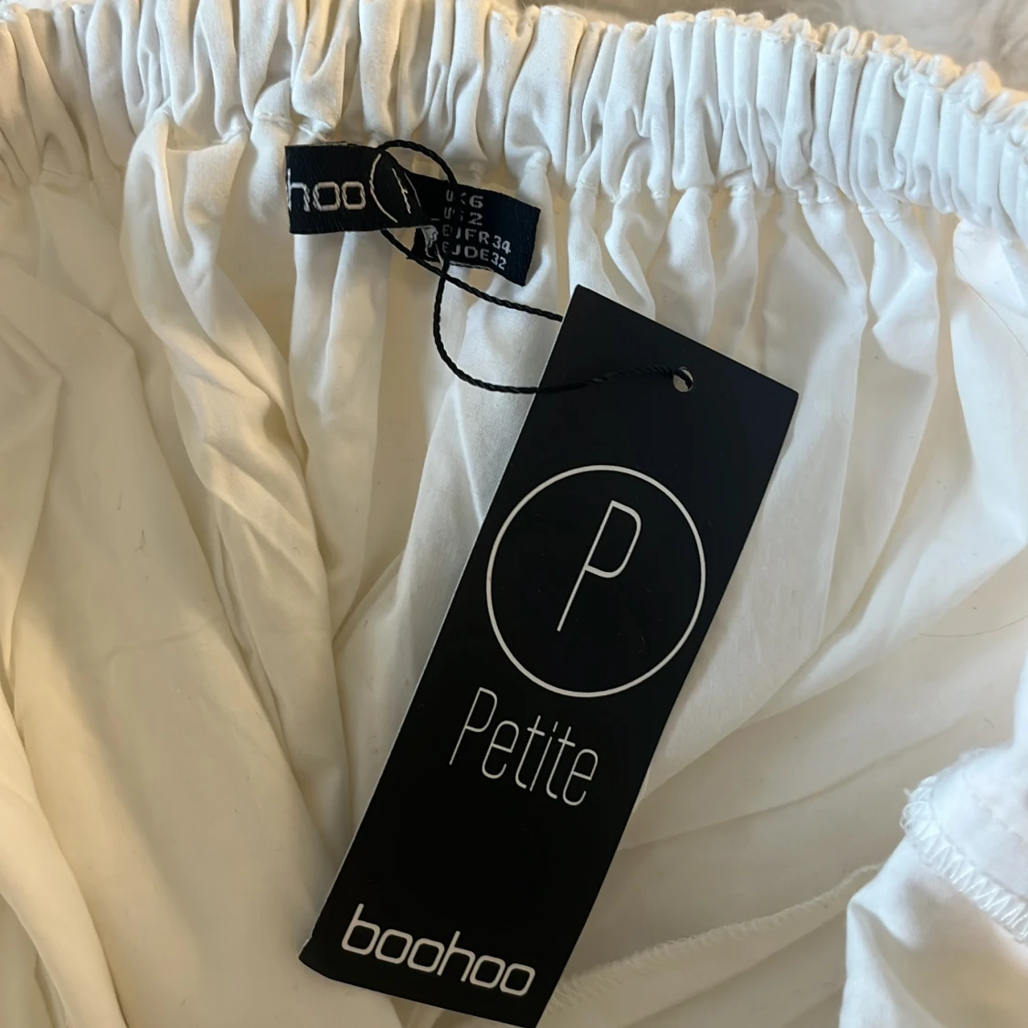 Vit kortklänning med puffärmar och volang - 4